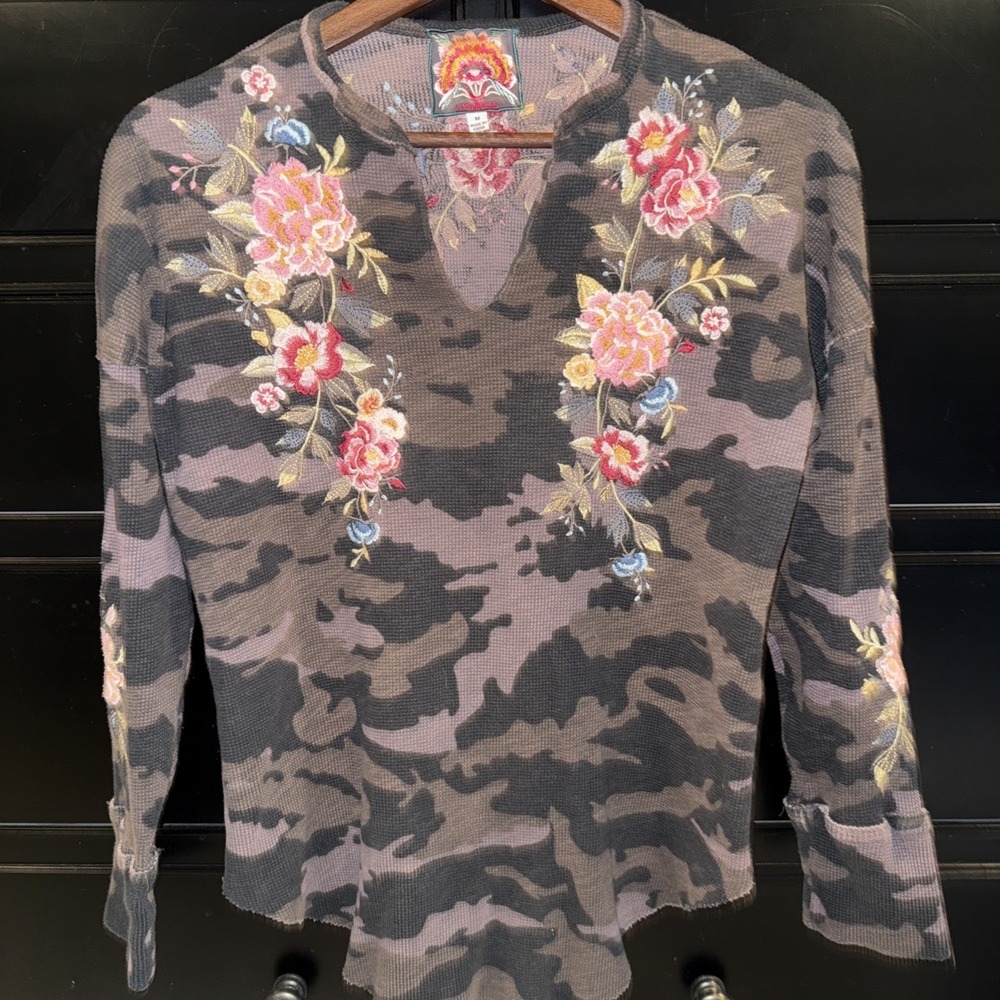 Johnny Was Sz M Camouflage Embroidered Floral Cotton Waffle Knit LS Shirt
